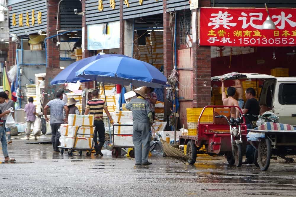Une rue du quartier dans lequel se déroule le marché aux poissons