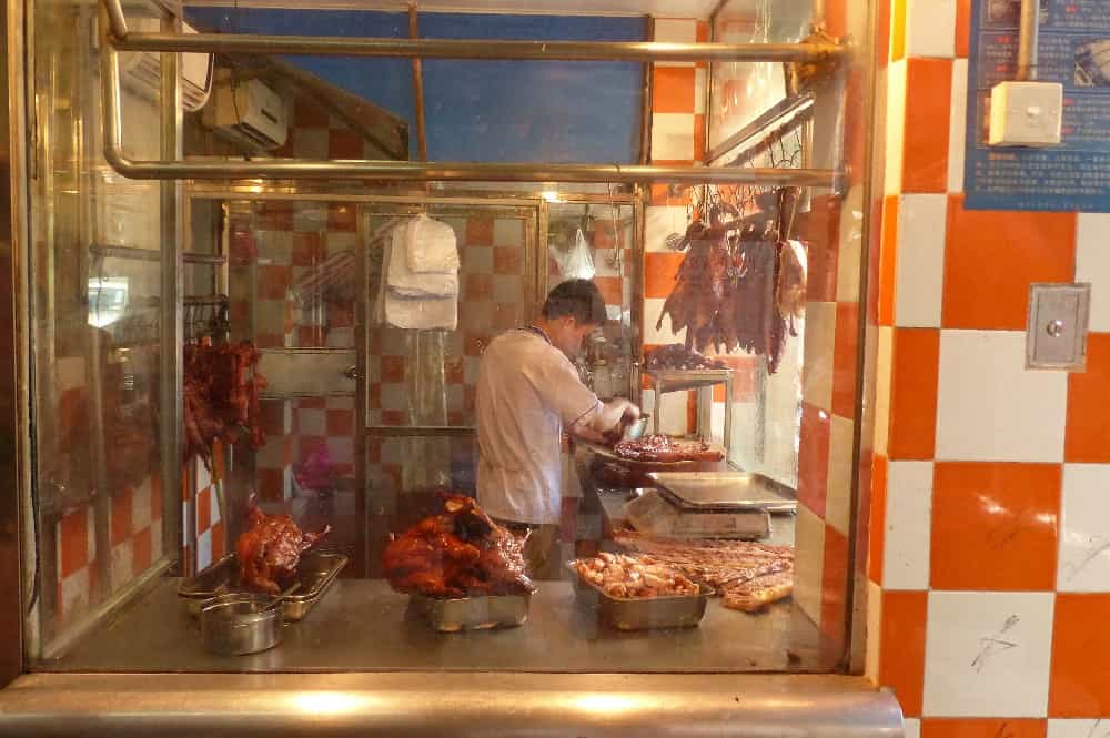 Canton est célèbre pour sa gastronomie; ici une boutique spécialisée dans le canard laqué.
