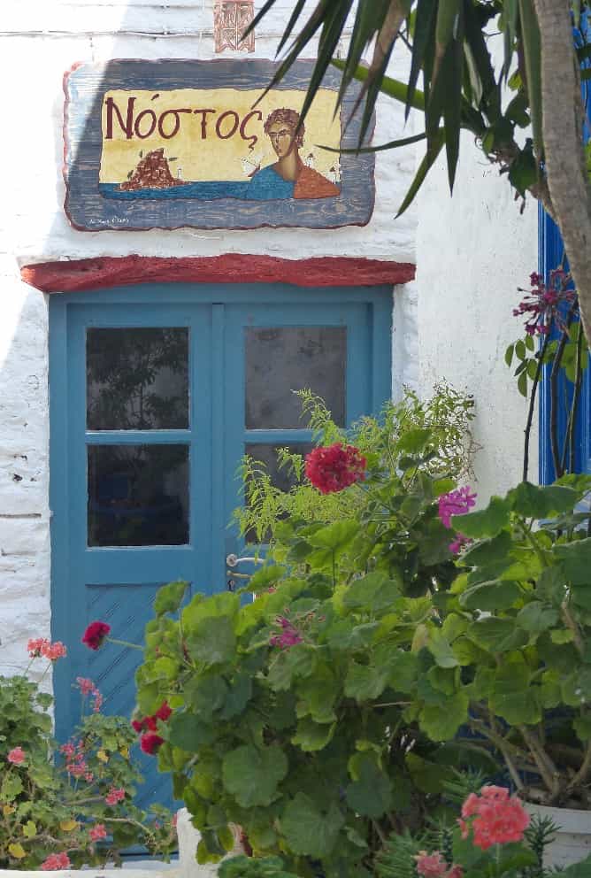 Une façade dans les rues de Chora, à Amorgos
