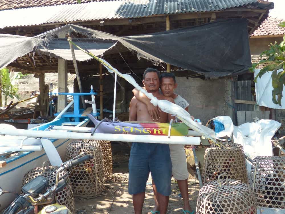 Bes pêcheurs nous montrent leurs maquettes de bateaux (jukung)
