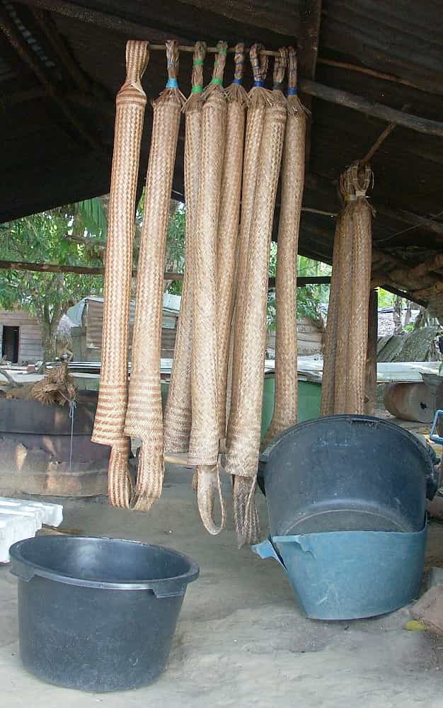 Les "couleuvres", pièces de vannerie tubulaire servant à faire sécher le manioc