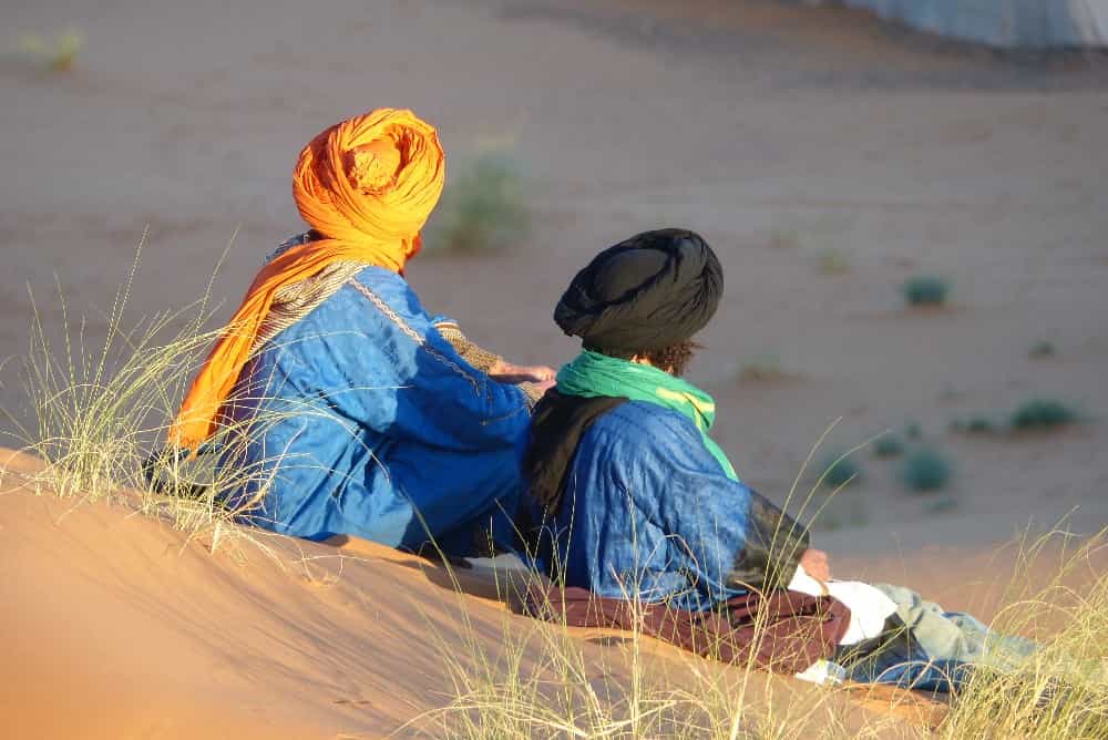 Ahmed et Hassan regardent les dunes