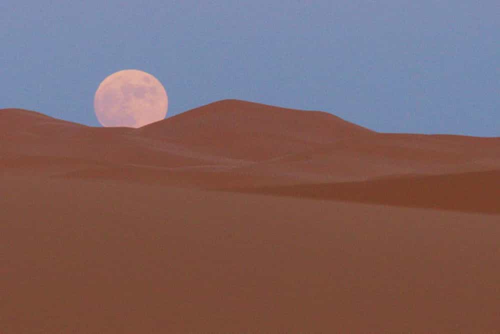 Lever de lune sur les dunes de Merzouga
