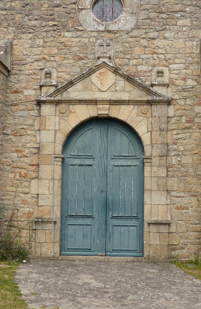 La porte de l'Eglise de Notre Dame de Kerdro à Locmariaquer