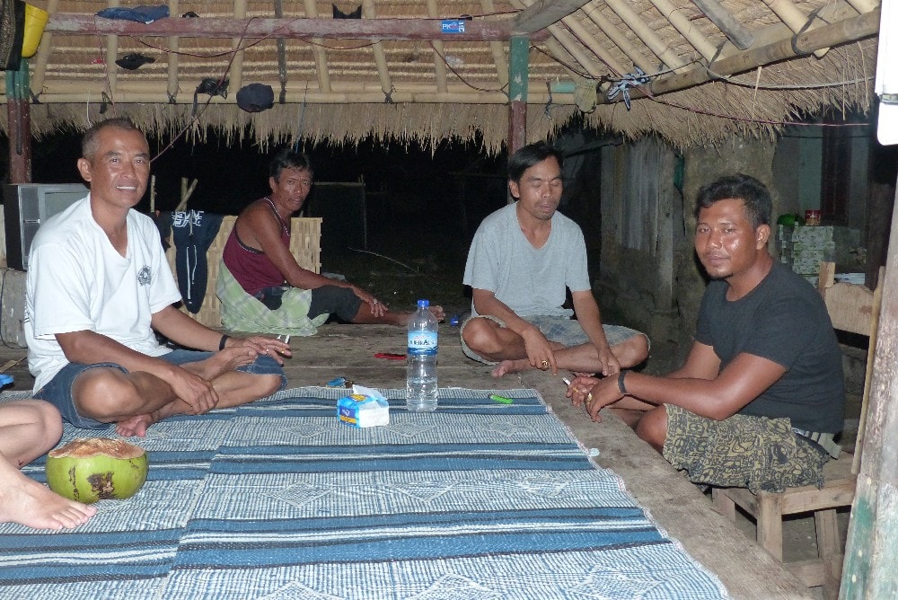 Le repas du soir avec Didier, Alan, Safari et un pêcheur à Gili Asahan