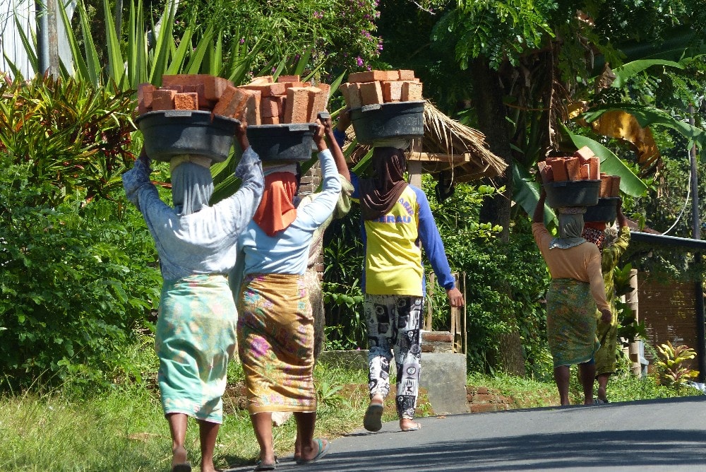 Lombok - Des femmes sont employées à de durs travaux de manutention