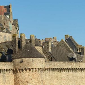 En plus d'être un lieu de pèlerinage réputé, le Mont Saint Michel est une ville fortifiée qui a été d'une grande importance stratégique à certaines époques