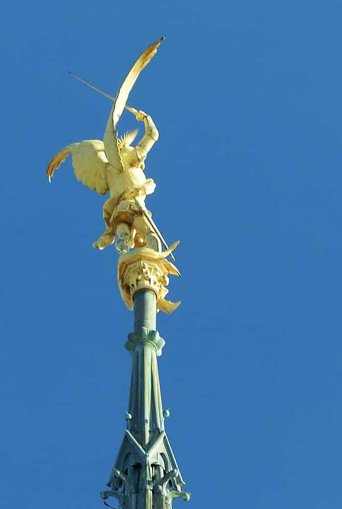La statue de l'Archange Saint Michel a été réalisée en 1897 par Emmanuel Frémiet