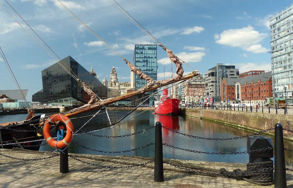 Albert Dock à Liverpool: les bâtiments anciens côtoient les constructions modernes
