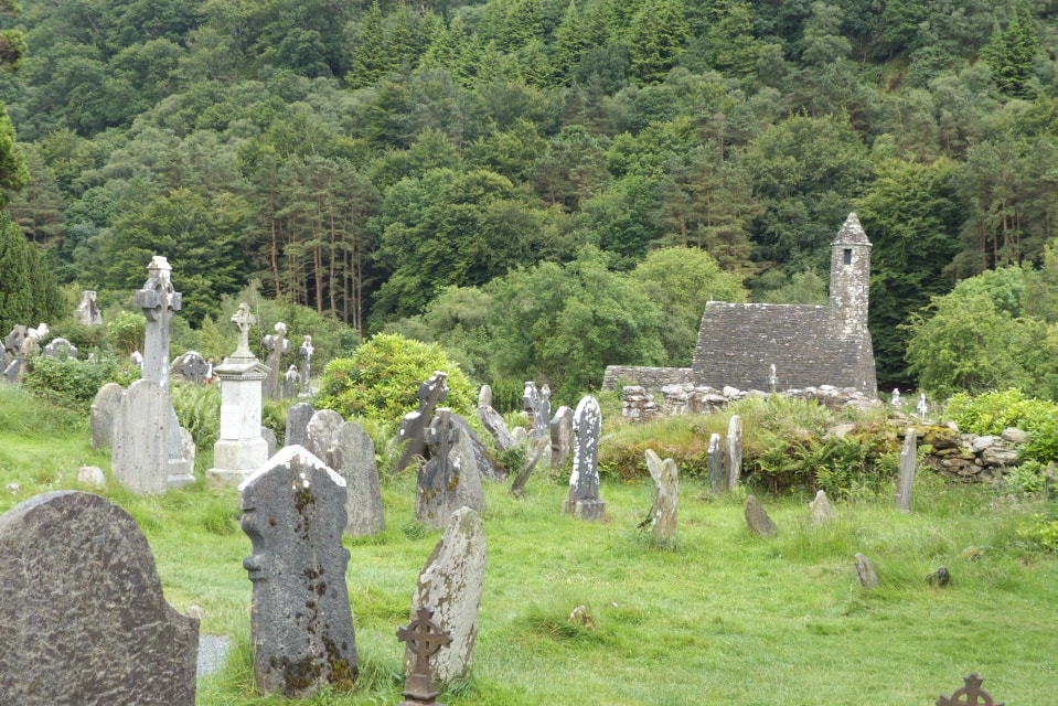 L'ancien cimetière entourant Ste Mary Church à Glendalough