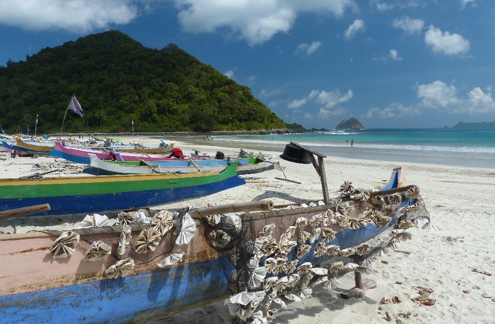 Bateaux de pêcheurs sur la plage de Kuta Lombok