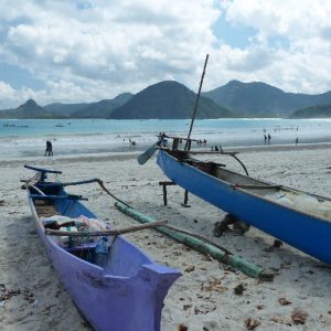 Bateaux de pêcheurs sur la plage de Kuta Lombok