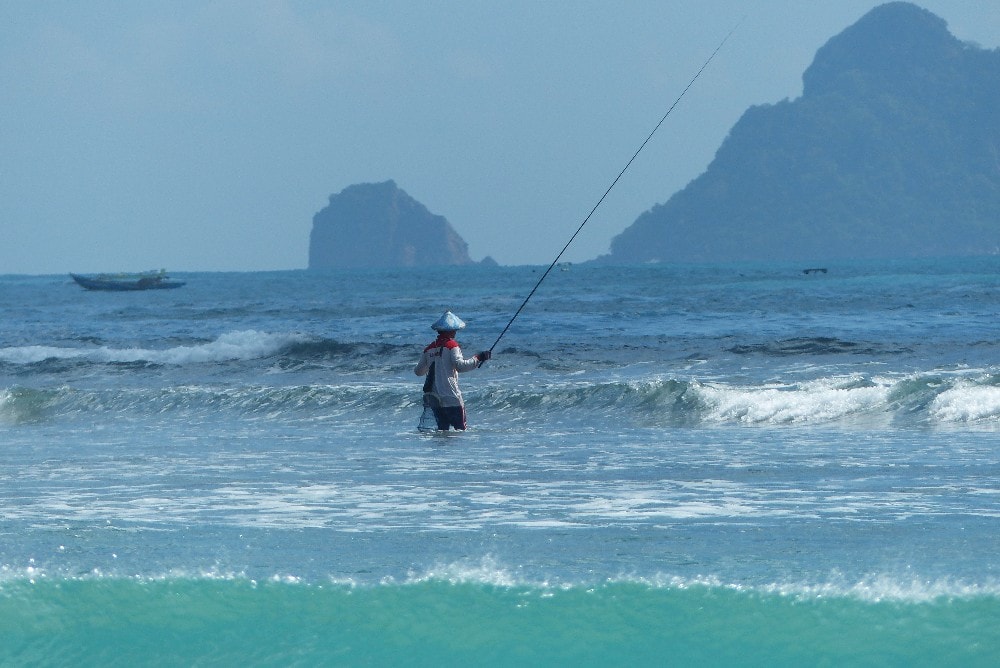 Pêcheur sur la plage de Kuta Lombok