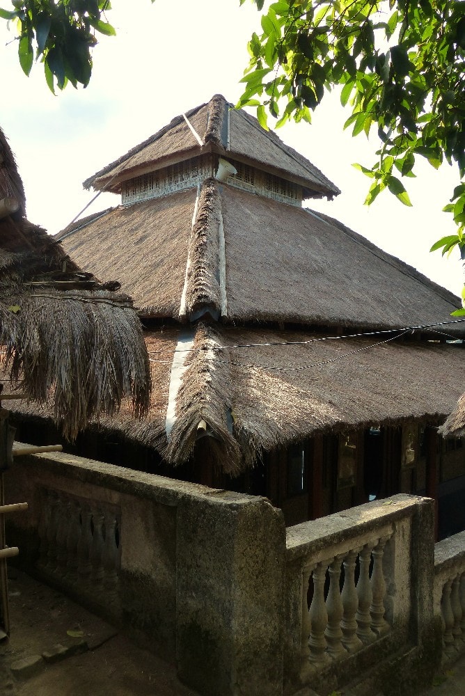 Dans le village Sasak de Sade à Lombok, la mosquée
