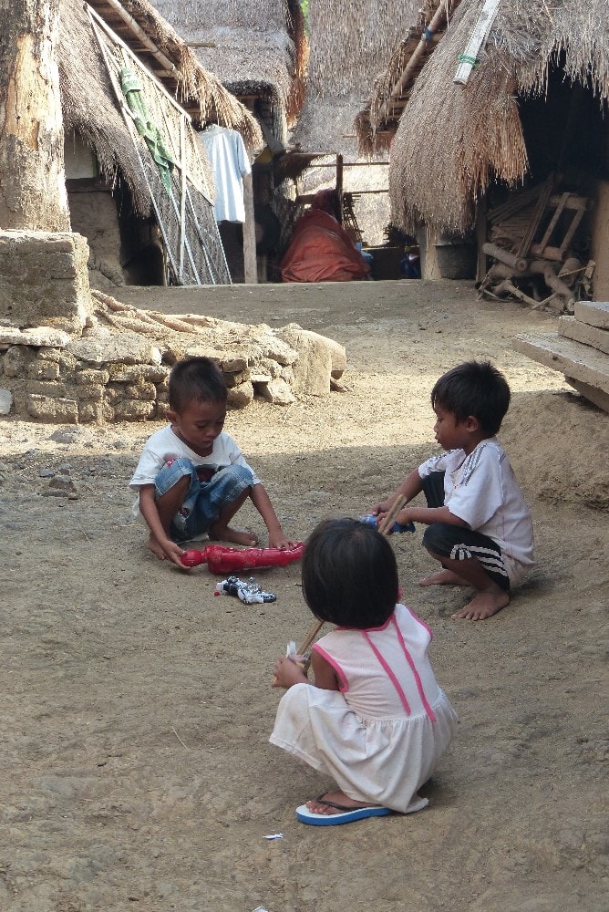 Des enfants jouent dans le village Sasak de Sade à Lombok