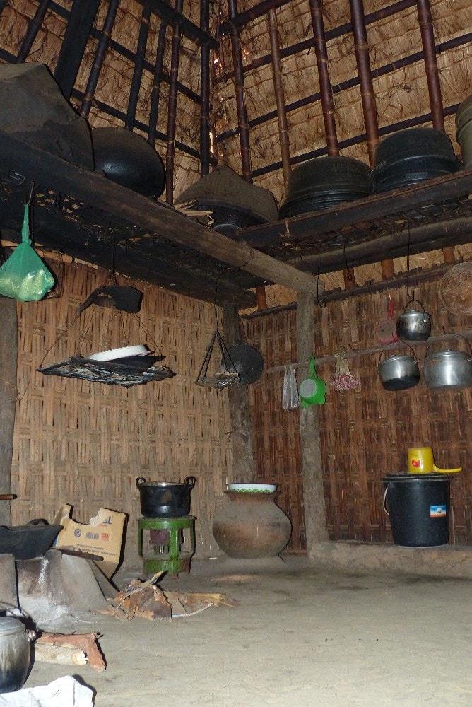 Dans le village Sasak de Sade à Lombok, intérieur d'une maison