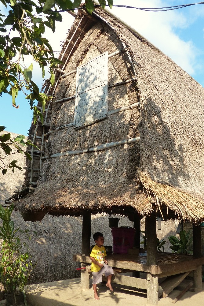 Dans le village Sasak de Sade à Lombok, un lumbung , grenier à riz traditionnel sur pilotis
