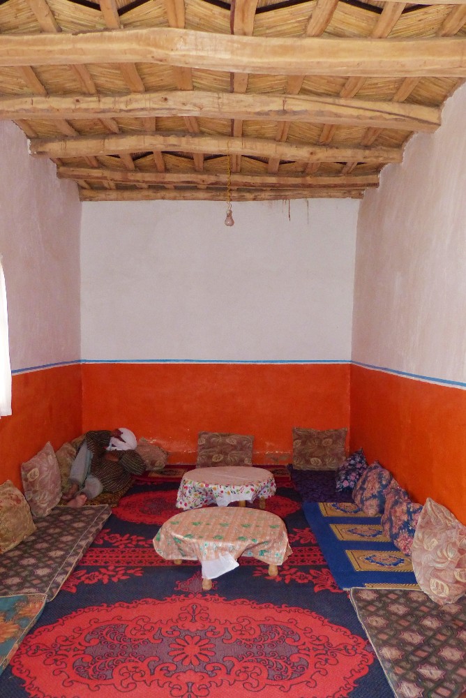 Salon traditionnel dans une maison berbère du Haut Atlas