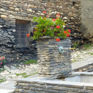 Fontaines fleuries dans le village de Besse