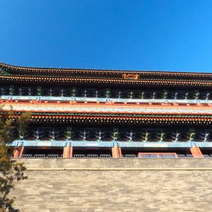 Zhengyangmen, connue aussi sous le nom de Qianmen, au sud de la place Tian'anmen. Situé au centre de l'axe Nord-Sud de l'ancienne cité de Beijing, Zhengyangmen était la plus importante porte pour entrer dans la capitale impériale