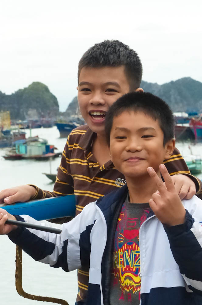 Enfants de Catba à la pêche à la ligne sur le port