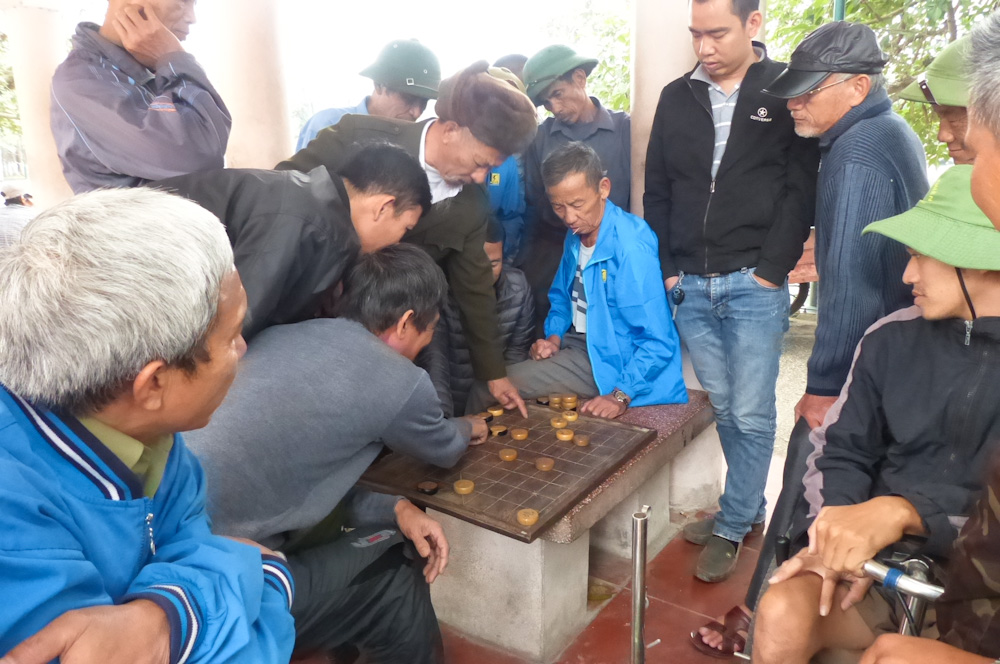 Tous les jours, des passionnés se rassemblent sur la place pour jouer aux échecs chinois